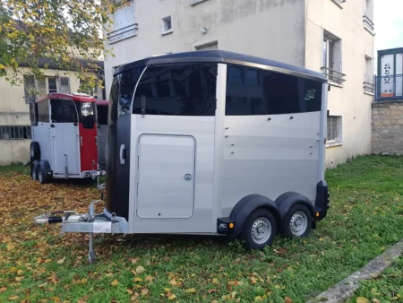 Van à chevaux Ifor Williams HBX 506 avec casier sellerie – 2 places
